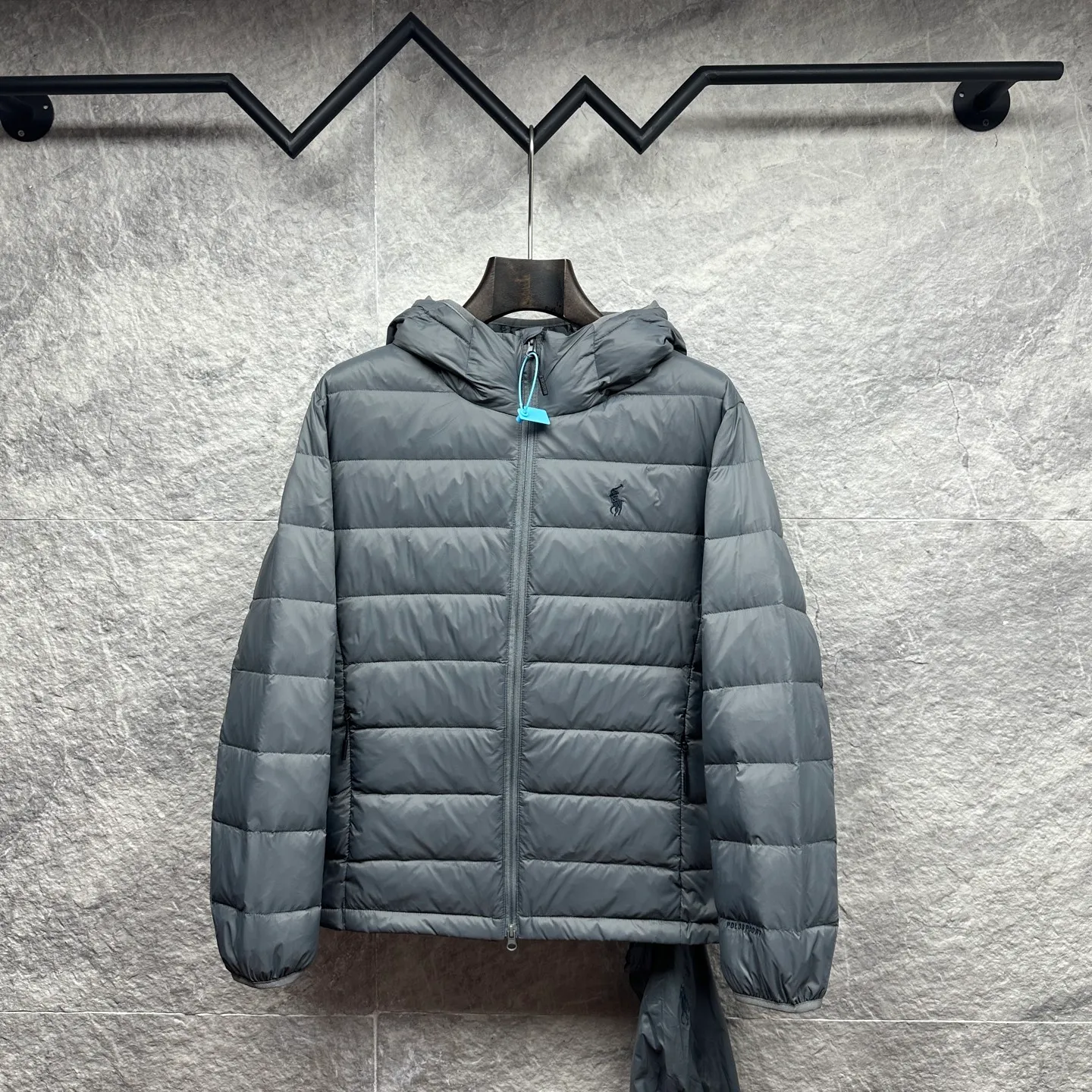 P700 Ralph Lauren 2025 new style hooded down jacket for couples with pony embroidery 🍃 High version top quality 🍃 90 white duck down Vacuum filling Exquisite craftsmanship Coated custom fabric Painted nylon lining Logo letter embossed Double-layer lining No running velvet No velvet Loose fit to cover the flesh and make you look slim Refuse to be bloated and energetic to go out Super practical The upper body effect is natural, casual and comfortable ~ Color: black gray Size: M-3XL